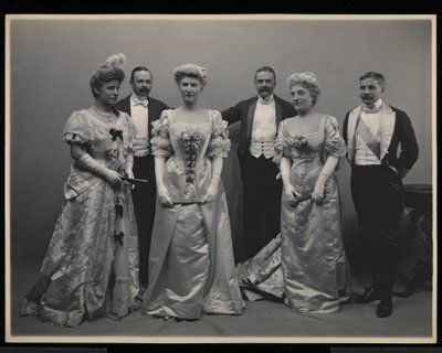 Retrato de grupo de la Sra. Douglas Robinson, Franklin Plumer, la Srta. Pauline Riggs, el Sr. Charles Munn, la Sra. Garrick Riggs y el Sr. Frederick Weeks en el Baile de James Hazen Hyde, Nueva York, 31 de enero de 1905 de Byron Company